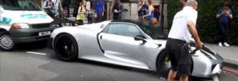 فيديو وصور: ثري سعودي يعطّل المرور في لندن لتنظيف سيارته البورش