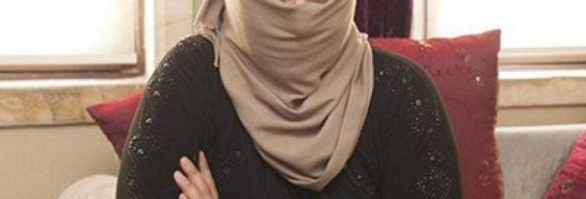 بالفيديو والصور.. زعيم تنظيم داعش يقطع رأس امرأة ويقدمها هدية لـ عروس