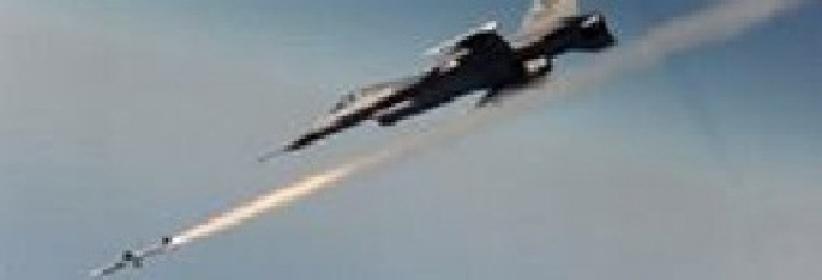 طائرة حربية تهاجم سفينة قرب ميناء بنغازي وتغرقها