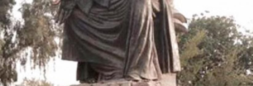 بغداد تعيد الحياة لتمثال شاعرها العباسي 