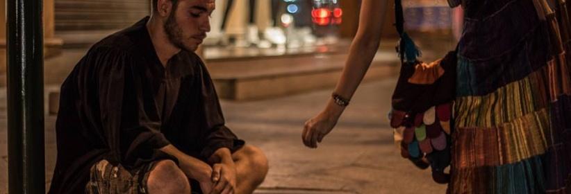 شابٌ لبناني يتسوّل على الطرقات بثوب التخرّج