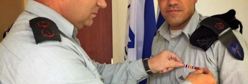 جيش الاحتلال يمنح الناطق باسمه وسام 