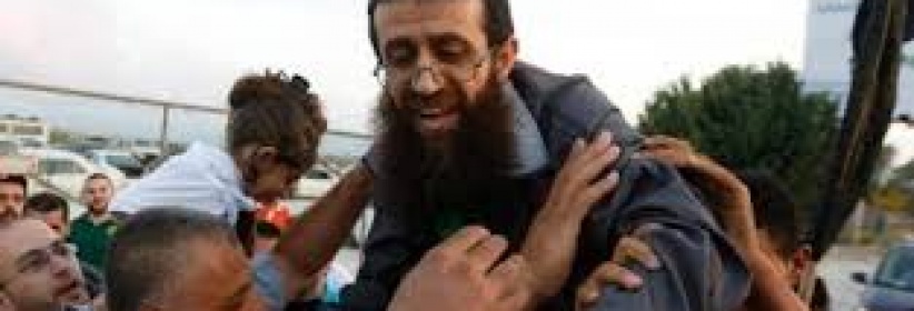 نقل المحرر خضر عدنان للمستشفى بعد تدهور صحته