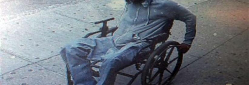 لص على كرسي متحرك يسرق بنكا ويهرب