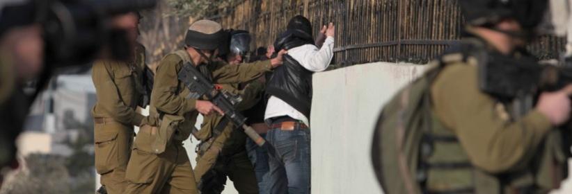 الاحتلال يصيب مواطنا ويعتقل آخر في مخيم الجلزون