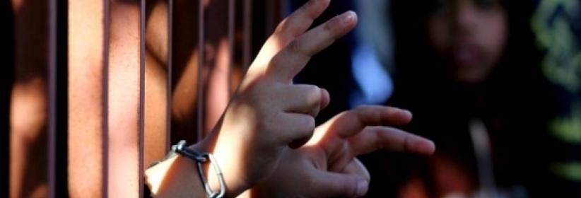 الاحتلال يعزل أسيرًا بعد إضرابه عن الطعام