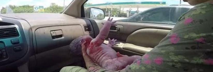 زوج يصور بالفيديو ولادة ابنه بالسيارة