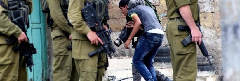 الاحتلال يعتقل مواطنين من الخليل ودير سامت