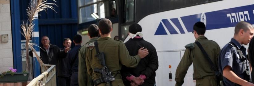 الاحتلال يماطل بالسماح بزيارة أسرى مضربين ومعزولين