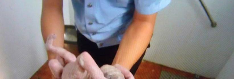 صور مؤثرة لشرطي صيني ينقذ رضيعة من الموت في دورة مياه عمومية