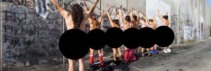 بالصور : نشطاء اجانب يقومون بالتعري امام جدار الفصل العنصري تضامنا مع الشعب الفلسطيني !