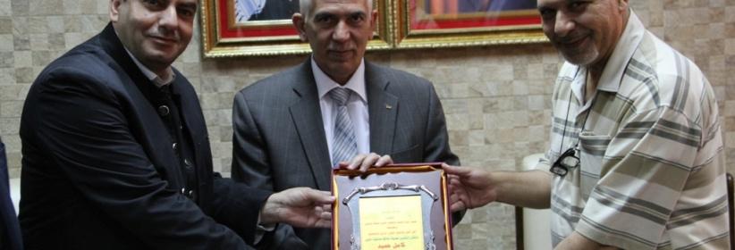 محافظ الخليل يستقبل وفد من الفنانين الفلسطينيين