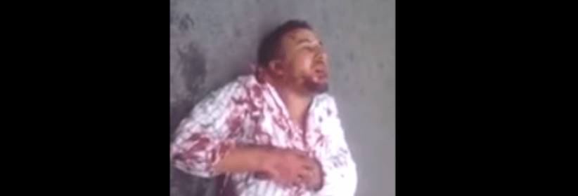 شاهد لحظة الإعتداء على رجل بالاسلحة البيضاء وتسديد عدة طعنات له