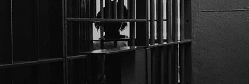 أب يحبس زوجته وابنه في زنزانة لـ 6 سنوات