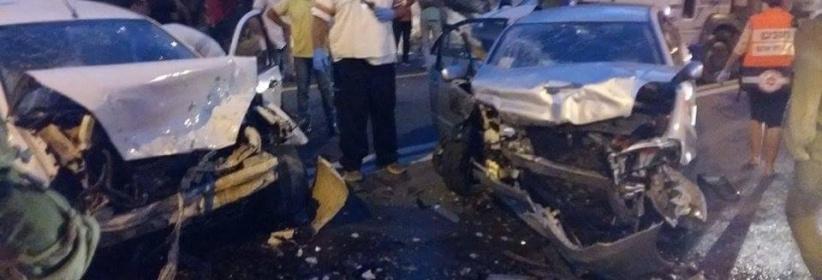 اصابات بحادث بين مركبتين فلسطينية واسرائيلية جنوب نابلس