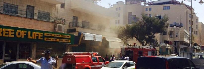 بالصور اخماد حريق في سوبر ماركت في بيت لحم