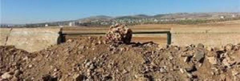 مستوطنون يغلقون مدخل قرية بيت دجن شرق نابلس بالسواتر الترابية