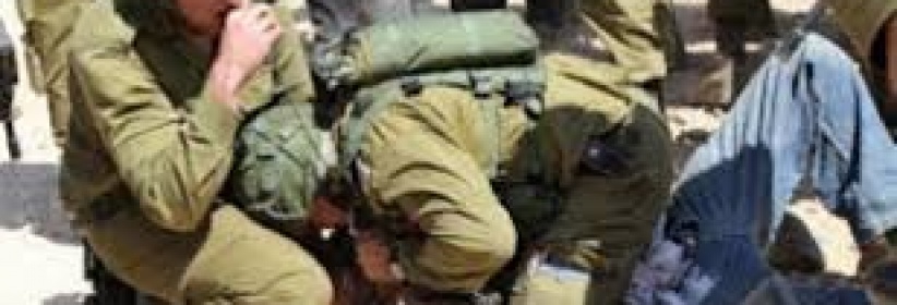 مستوطنون يعتدون على طفل وشاب في الخليل