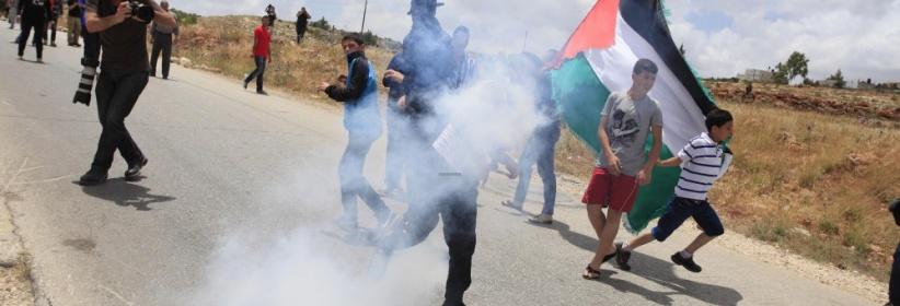 الاحتلال يقمع مسيرة قرية نعلين