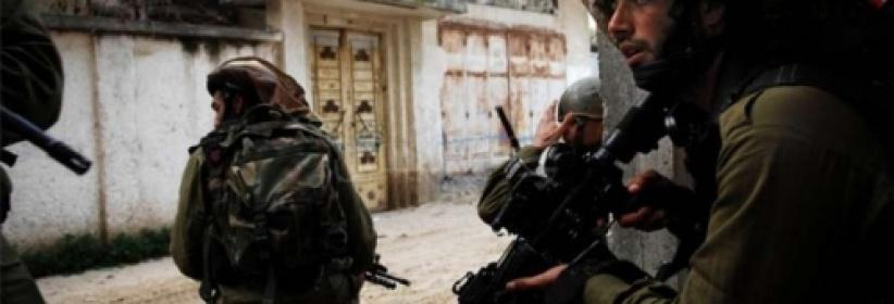 الاحتلال ينزل حمولة أسلاك شائكة غرب بيت لحم