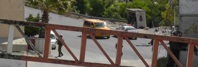 الإحتلال ينصب حاجزاً ويدقق في بطاقات المواطنين جنوب طوباس