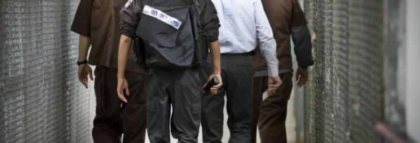 الاحتلال ينقل 120 أسيراً من سجن نفحة إلى 