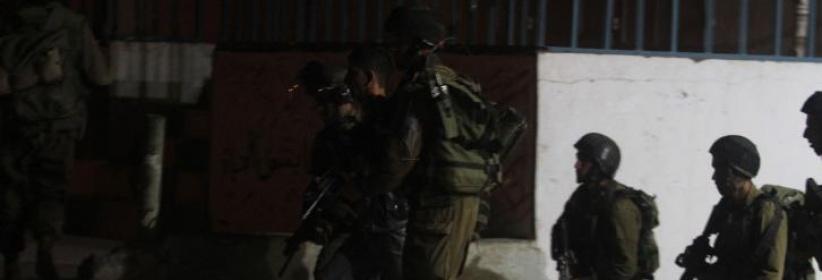 الاحتلال يعتقل مواطناً ويفتش منازل ويستولي على مبلغ مالي في الخليل