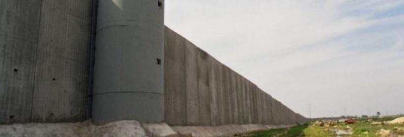 الاحتلال يحتجز عشرات المزارعين خلف الجدار بسلفيت