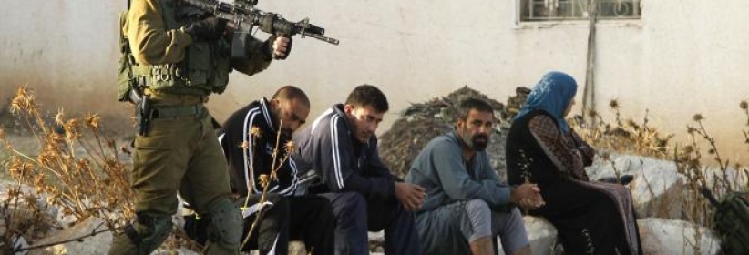 الاحتلال يخطر عائلة متهم بقتل مستوطن بهدم منزلها