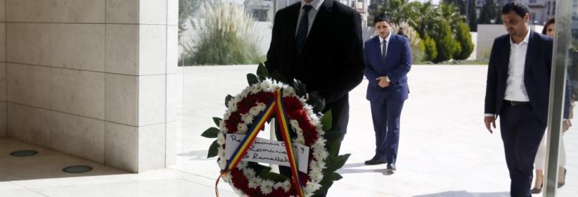 السفير الروماني الجديد يضع اكليلا من الزهور على ضريح القائد الرمز ياسر عرفات.