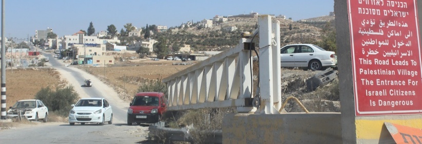 الاحتلال يفتح البوابة العسكرية على مدخل بيت عوا بعد أكثر من شهرين من الإغلاق