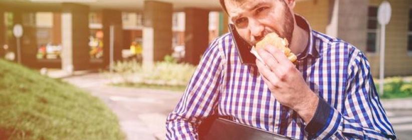 احذر من تناولك للطعام وأنت تمشي