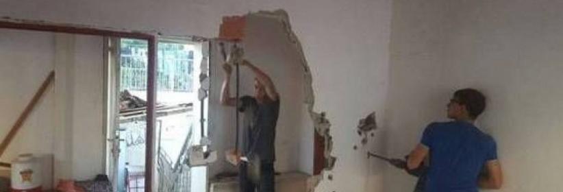 مواطن يهدم منزله بنفسه في القدس بضغط من بلدية الاحتلال