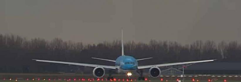 فيديو| البرق يصعق طائرة ركاب خلال إقلاعها