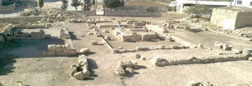 الاحتلال يصادر أحجارًا أثرية من قصر 