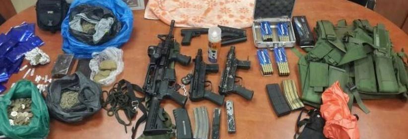 الاحتلال يدعي ضبط قطع سلاح داخل طرود بريدية متجهة لغزة