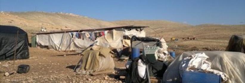 الاحتلال يخطر بهدم غرفتين من الطوب والصفيح جنوب الخليل