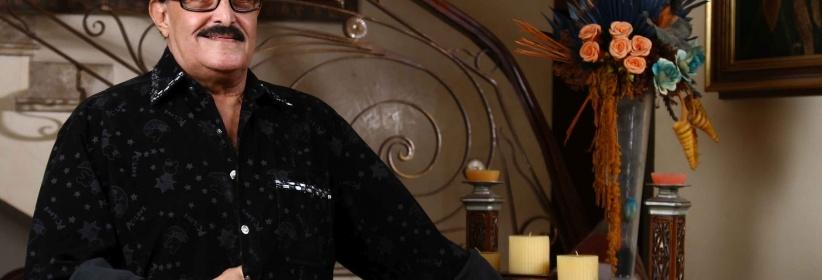 ﻿سمير غانم يسخر من برامج اكتشاف المواهب في عرض مسرحي في السعودية