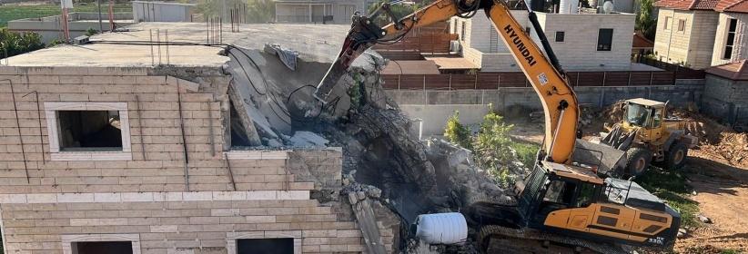 الاحتلال يهدم عمارة سكنية في حي البستان ببلدة سلوان جنوب المسجد الأقصى