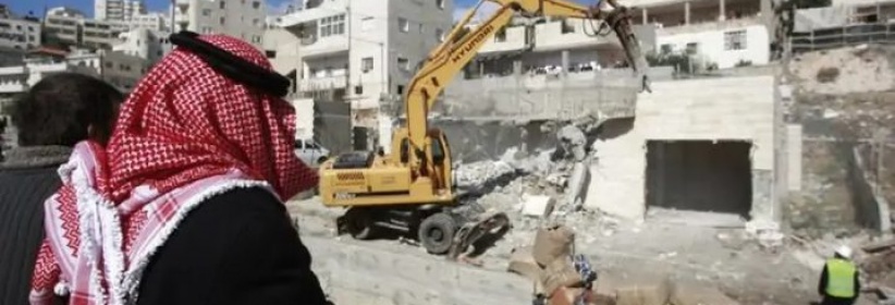 الاحتلال يهدم محال تجارية في بلدة بيت عوا غرب الخليل