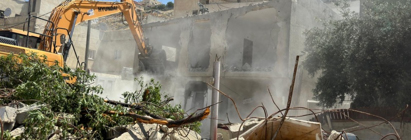 الاحتلال يهدم منزلين في بيت حنينا شمال القدس