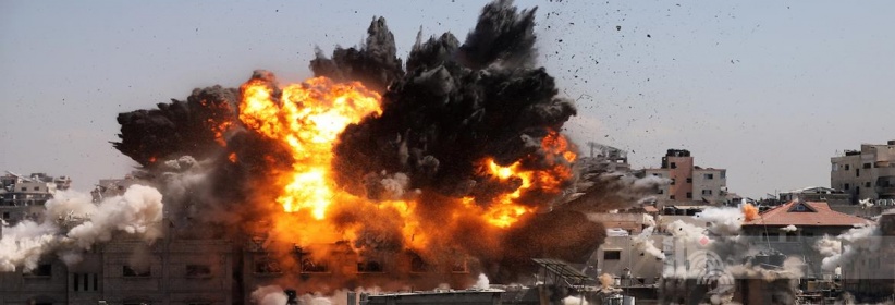 قصف مدفعي وإطلاق نار من مروحيات الاحتلال وسط مخيم جباليا