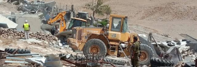 الاحتلال يهدم منازل ومنشآت للمواطنين في قرية جنبا بمسافر يطا