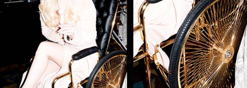 ليدي غاغا على كرسي متحرك مصنوع من الذهب