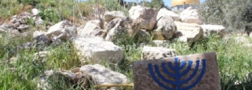 متطرفون يضعون شمعداناً إسرائيلياً على حجارة 