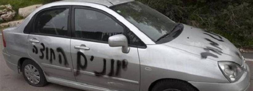 بيت جالا : مستوطنون يثقبون اطارات 5 سيارات و يرسمون شعارات مسيئة