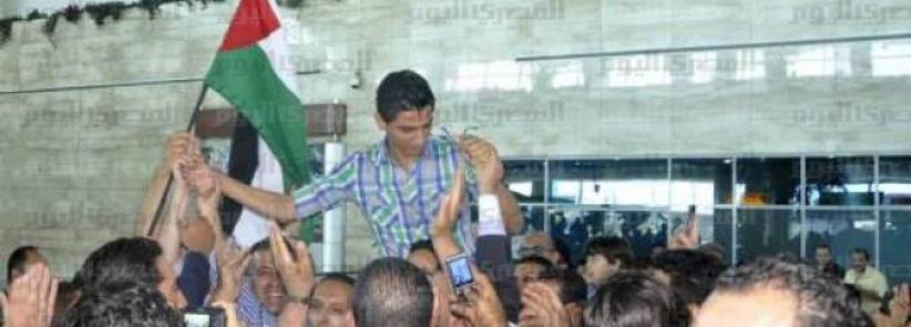 عساف يصل القاهرة والحكومة المقالة تنظم حفل استقبال له في غزة