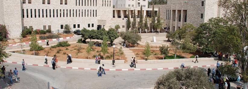 طلبة بيرزيت يطالبون ادارة الجامعة بالعدول عن قرار رفع الأقساط