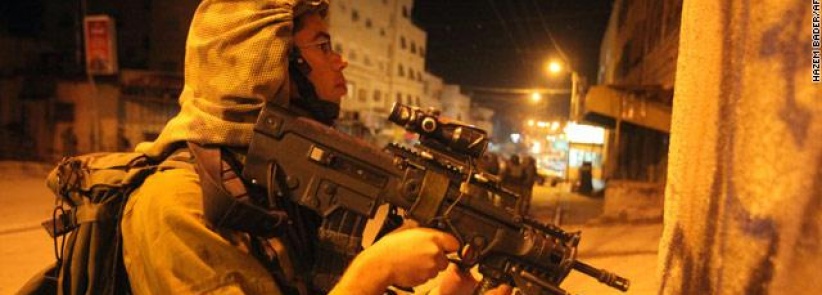 حملة اعتقالات في الضفة وضبط سلاح صيد بالخليل على إثر مقتل جندي