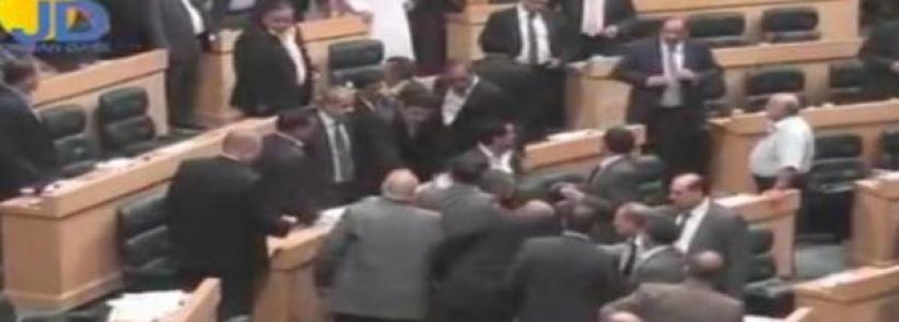 بالفيديو : عراك بالأحذية والأحزمة في البرلمان الأردني يرفع الجلسة